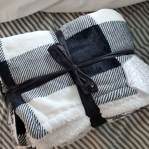 π2/$16 Brand New Sherpa blanket